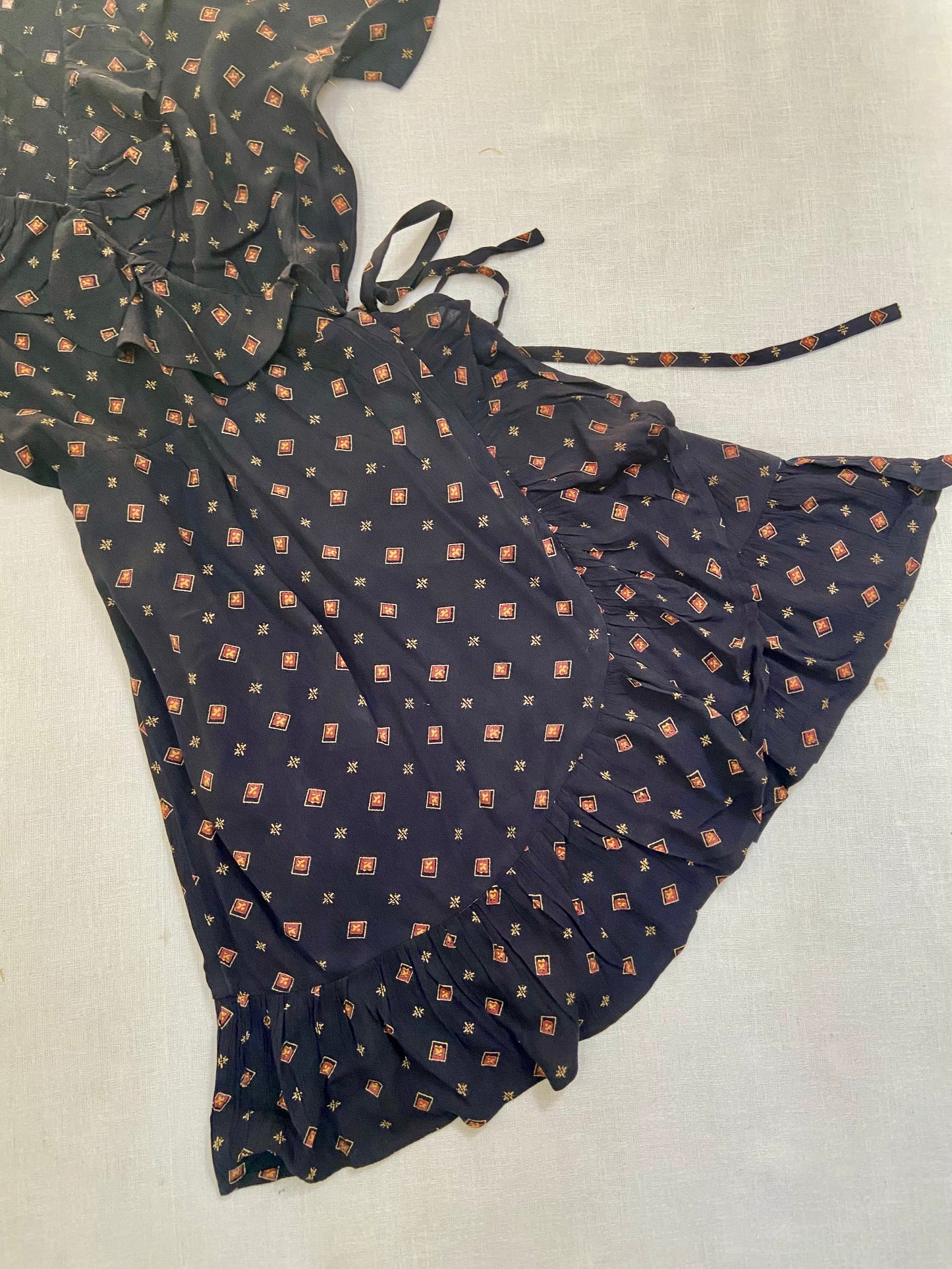 Vintage-Inspired Wrap Mini Dress with Geometric Print