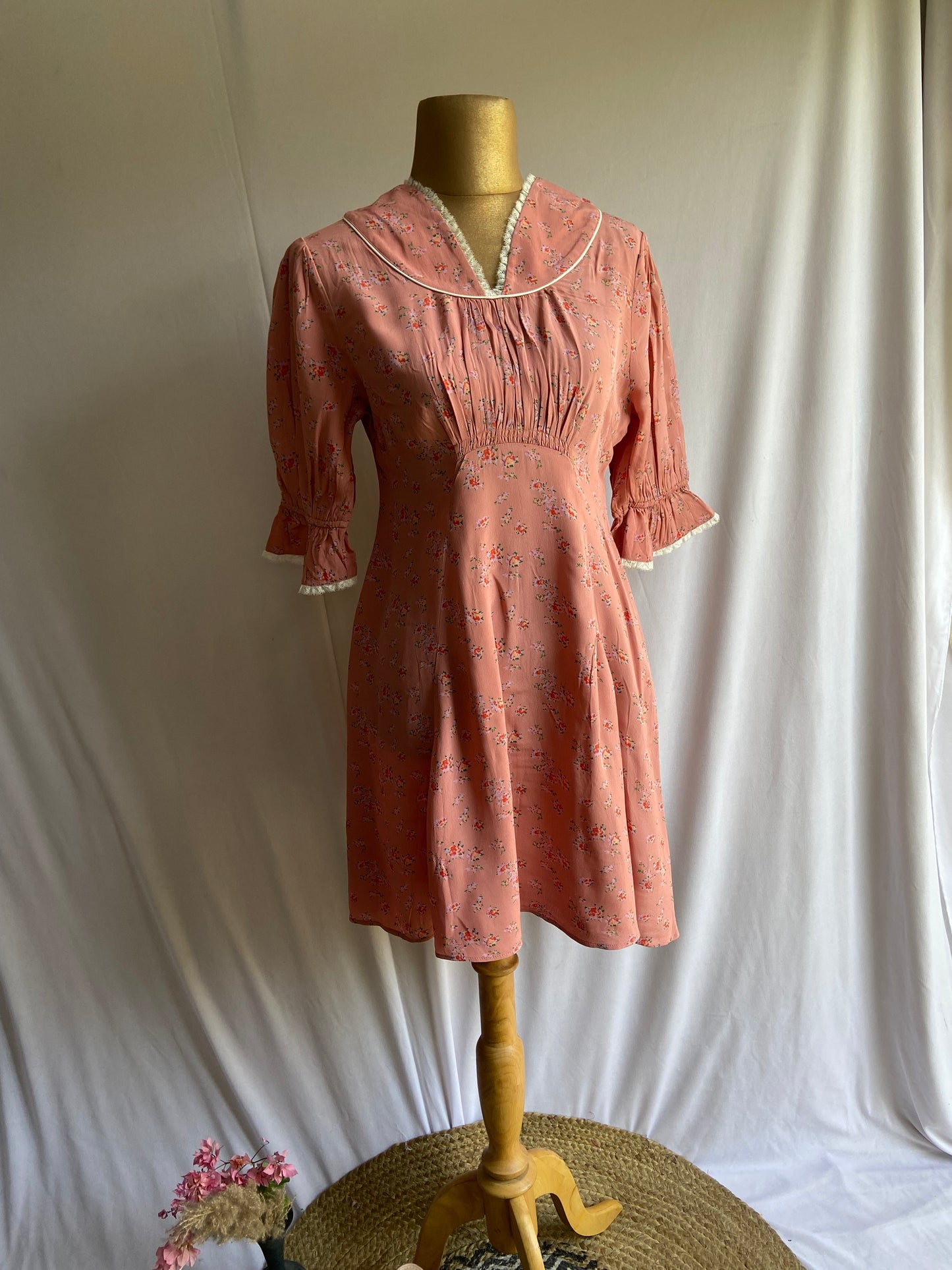 Vintage-Inspired Pink Floral Dress with Ruffled Sleeves and Lace Trim