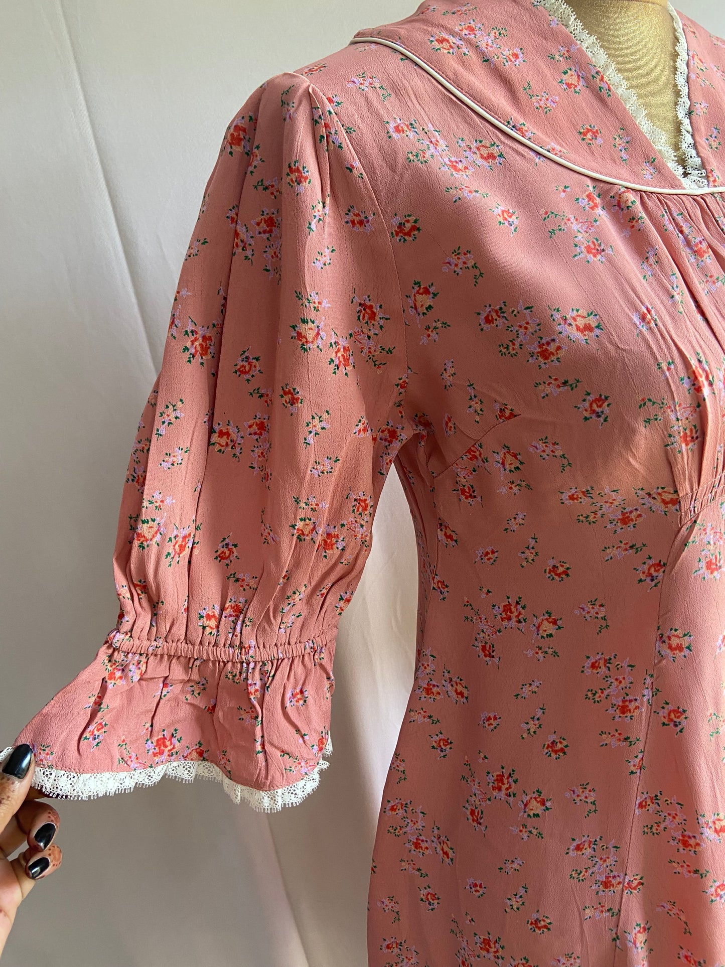 Vintage-Inspired Pink Floral Dress with Ruffled Sleeves and Lace Trim