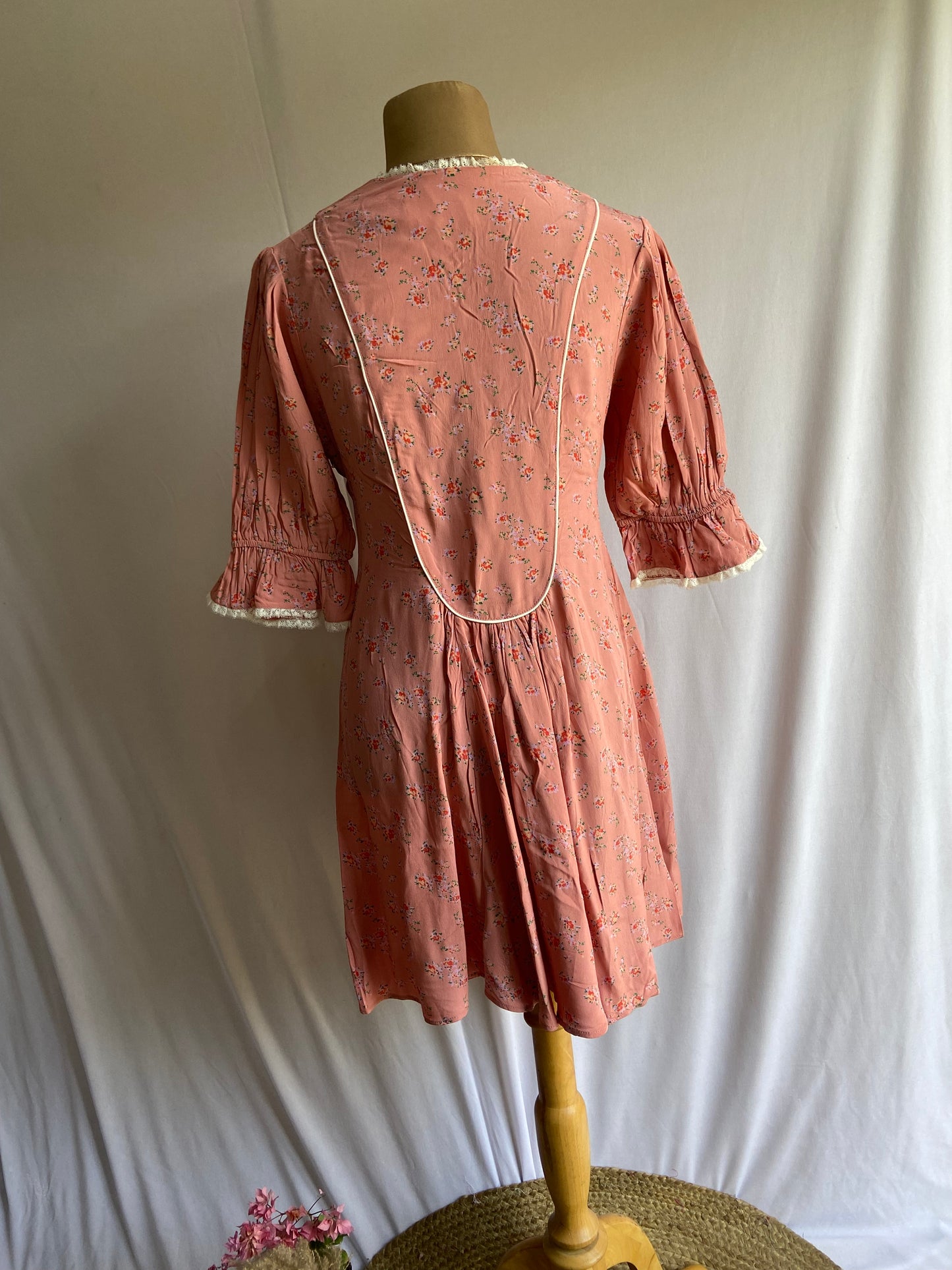 Vintage-Inspired Pink Floral Dress with Ruffled Sleeves and Lace Trim