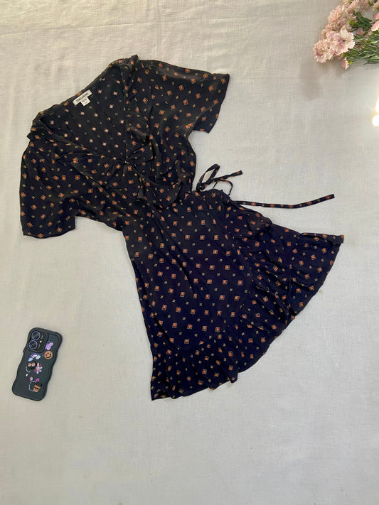 Vintage-Inspired Wrap Mini Dress with Geometric Print