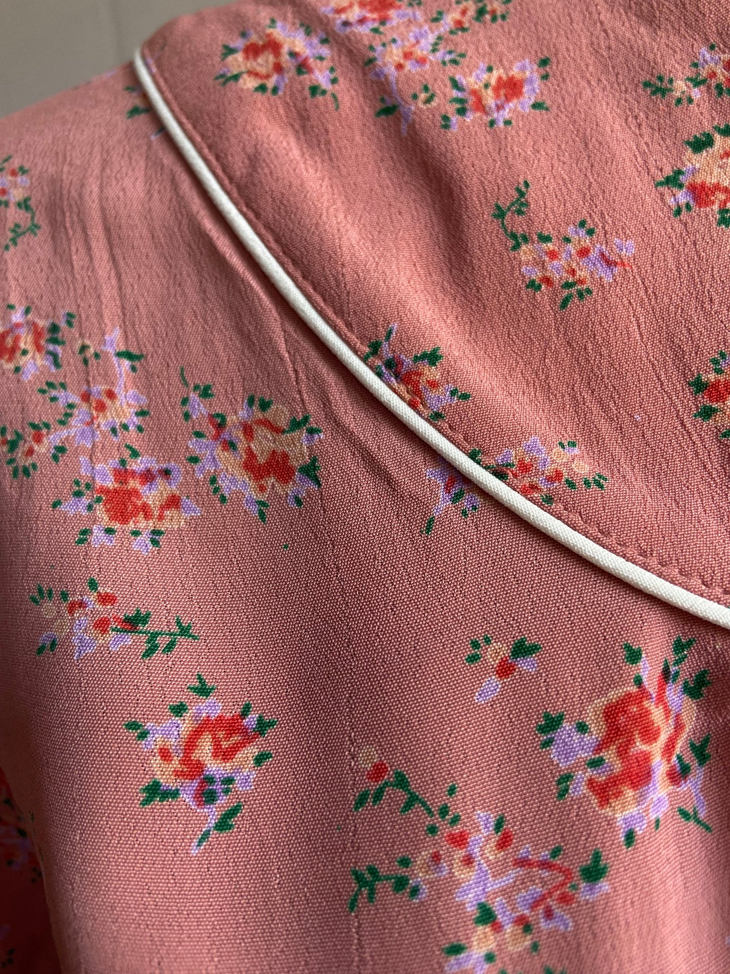 Vintage-Inspired Pink Floral Dress with Ruffled Sleeves and Lace Trim