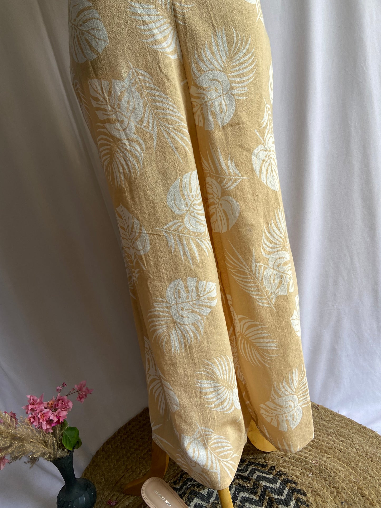 Elegant Yellow Leaf-Print Sleeveless Jumpsuit